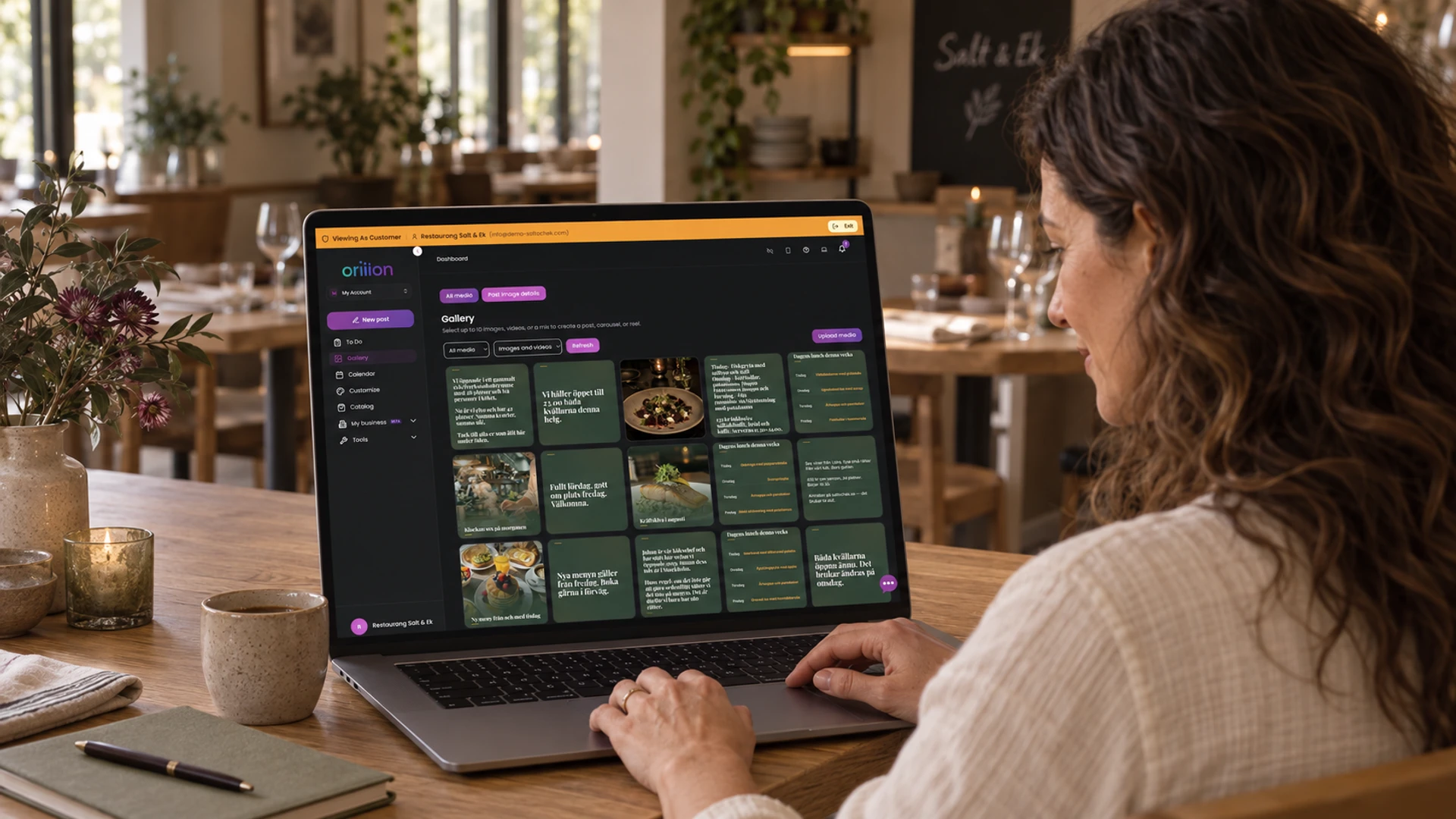 Illustrerad restaurangägare som använder Oriiion på en laptop, baserat på en riktig skärmbild